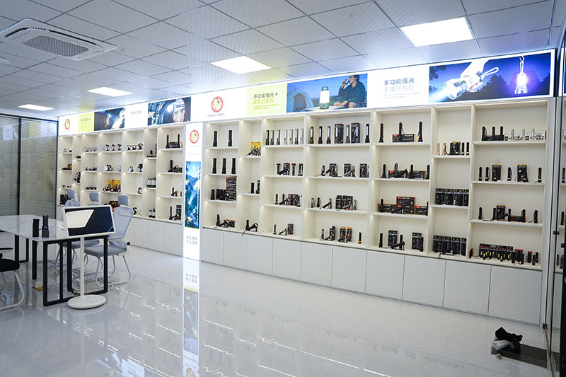 Bagaimana untuk Memilih Pengeluar Lampu Suluh LED China yang Boleh Dipercayai untuk Projek OEM?